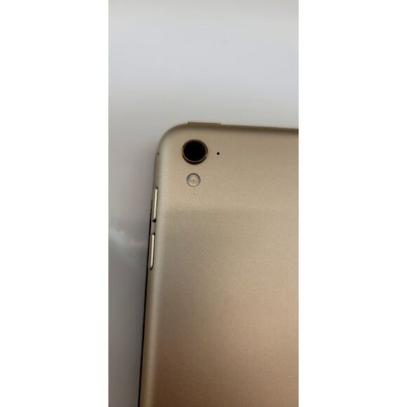 Apple iPad Pro 9.7 A1673 128gb in Gold Excellent Condition w/ Apple Keyboard - Picture 4 of 8